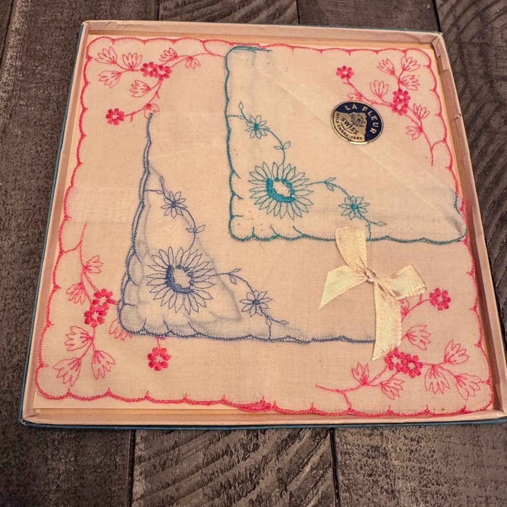 Vintage La Fleur Embroidered Swiss Style Handkerchiefs Boxed‎ Set Of 3  New